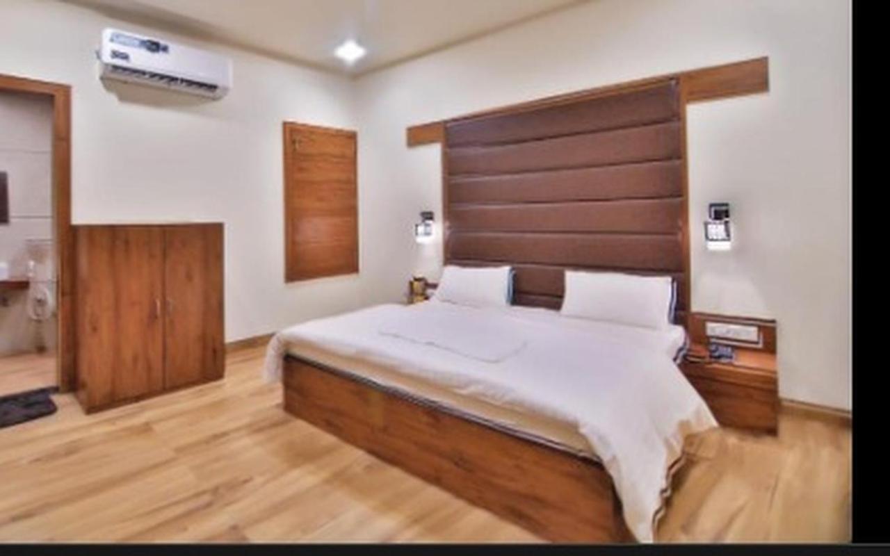 Hotel B P Emerald Matura Exterior foto