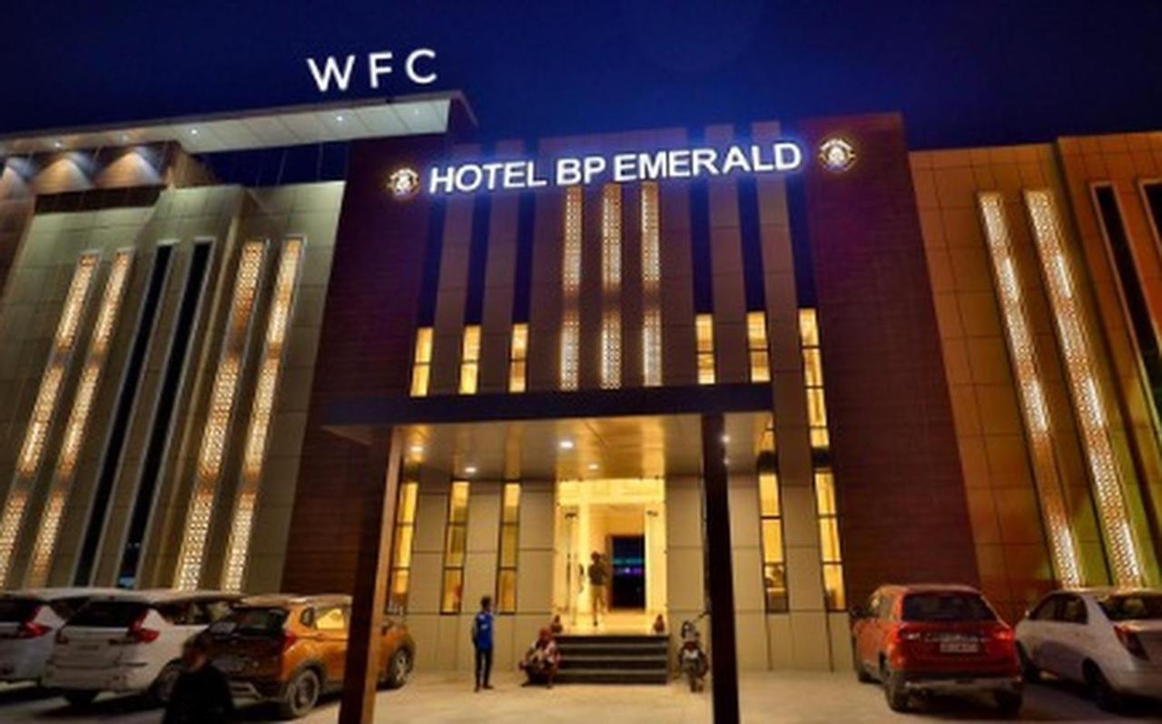 Hotel B P Emerald Matura Exterior foto