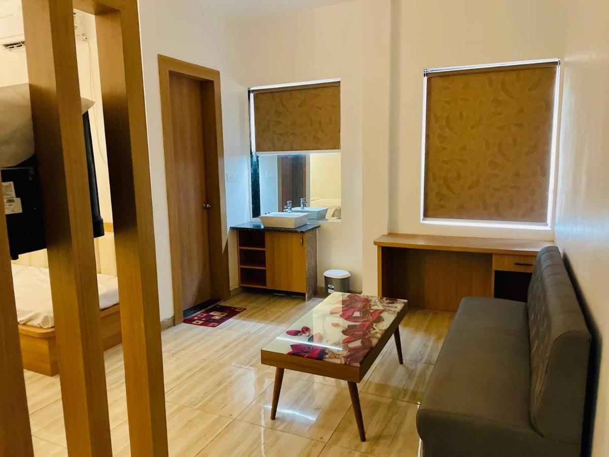 Hotel B P Emerald Matura Exterior foto