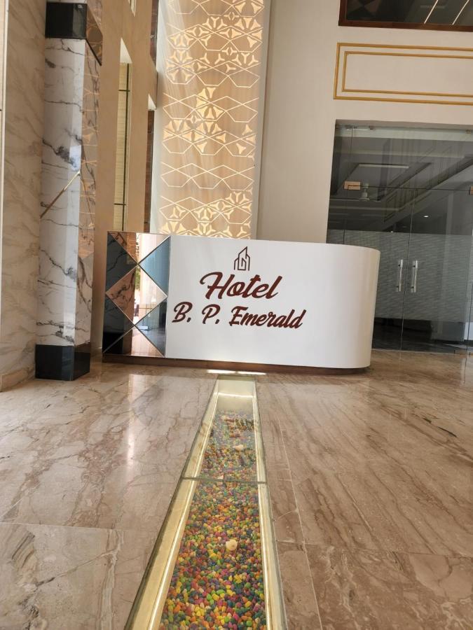 Hotel B P Emerald Matura Exterior foto